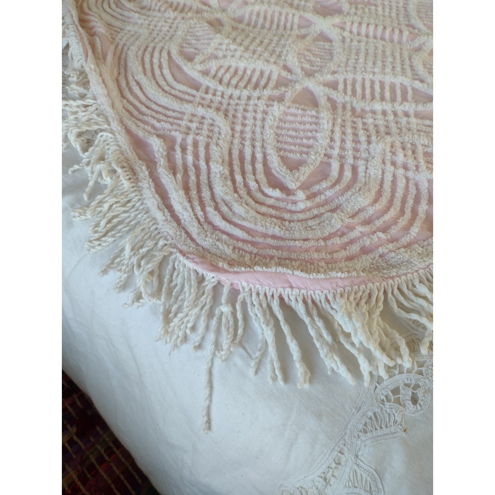 Vtg Chenille Bedspread Baby Pink White Wedding Ring Fringe MCM 50s 60s 74x98 - Picture 5 of 11